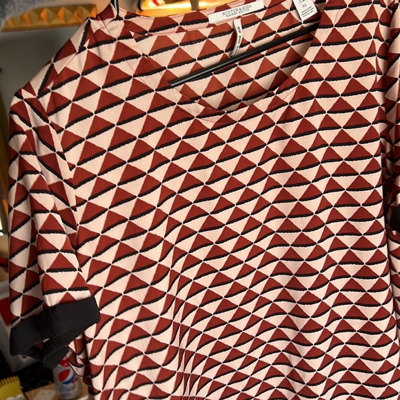 Scotch and soda maison scotch drapey top, triangle geo print. Blush and maroon - Picture 3 of 7